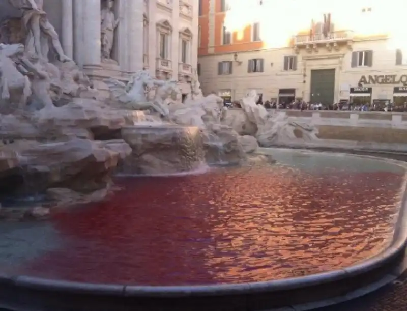 FONTANA DI TREVI ROSSA