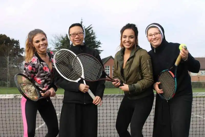 gabbi e tyla a tennis con le suore