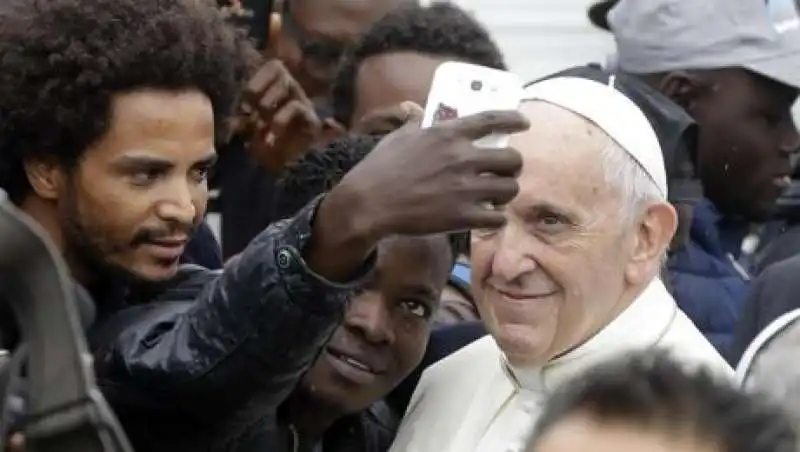 IL SELFIE DI UN MIGRANTE CON PAPA BERGOGLIO