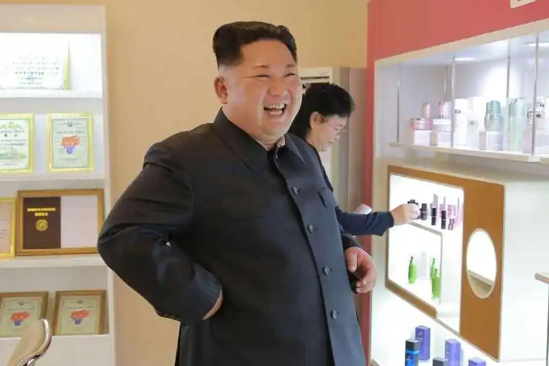 kim jong un alla fabbrica dei cosmetici