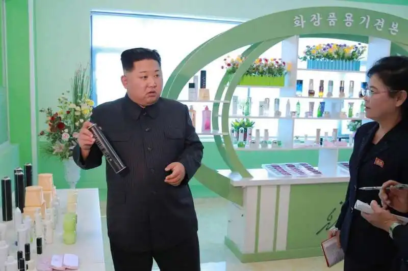 kim jong un alla fabbrica dei cosmetici copia