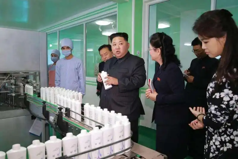 kim jong un e ri alla fabbrica dei cosmetici copia 2