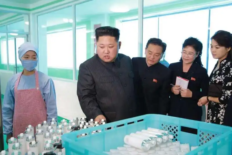 kim jong un e ri alla fabbrica dei cosmetici copia 3