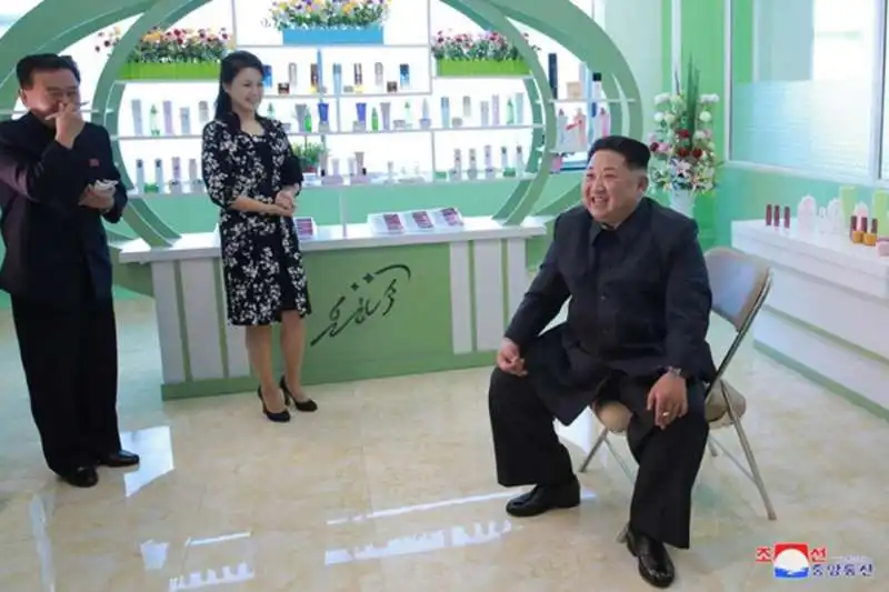 kim jong un e ri alla fabbrica dei cosmetici copia