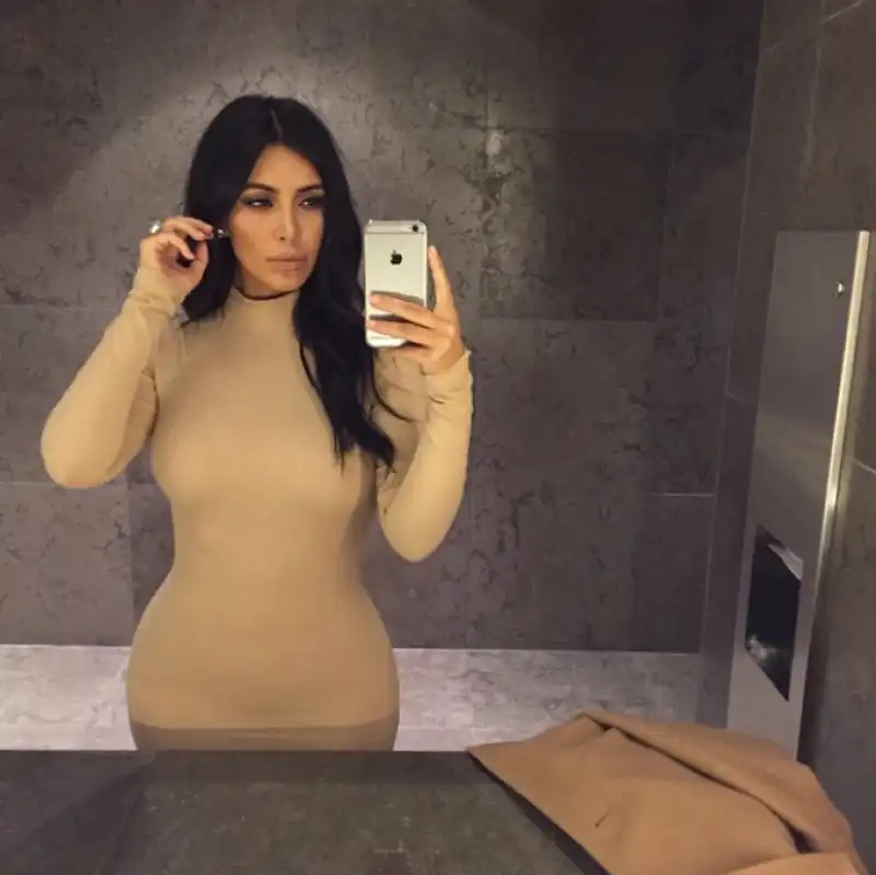 KIM KARDASHIAN SELFIE 2