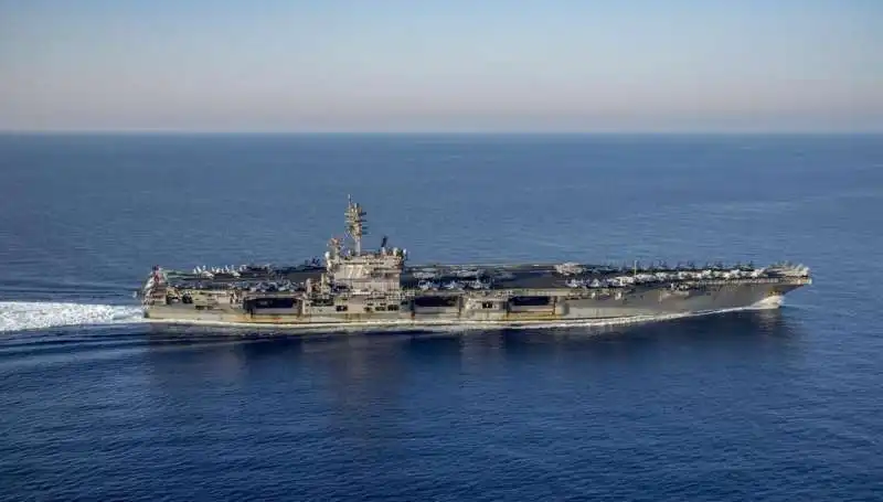 la portaerei uss george hw bush nel mediterraneo