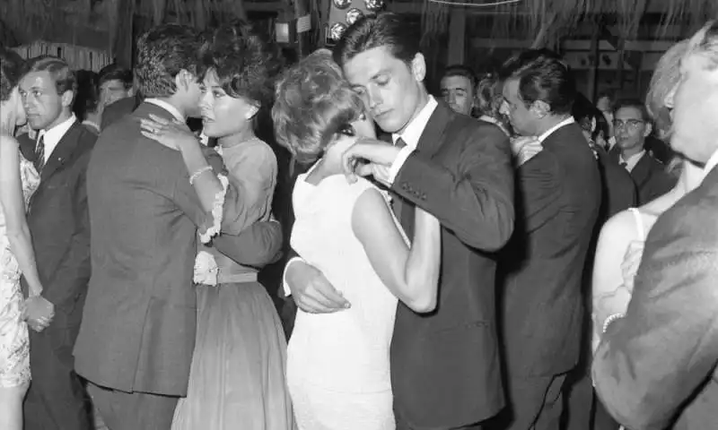 marcello geppetti   alain delon e romy schneider ballano durante la serata di premiazione del ciak d oro   roma 29 luglio 1961 