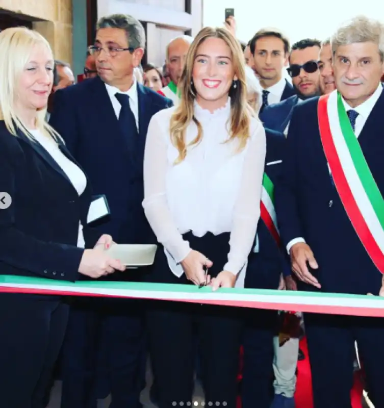 maria elena boschi in sicilia 3