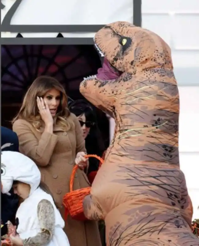 MELANIA TRUMP E IL DINOSAURO