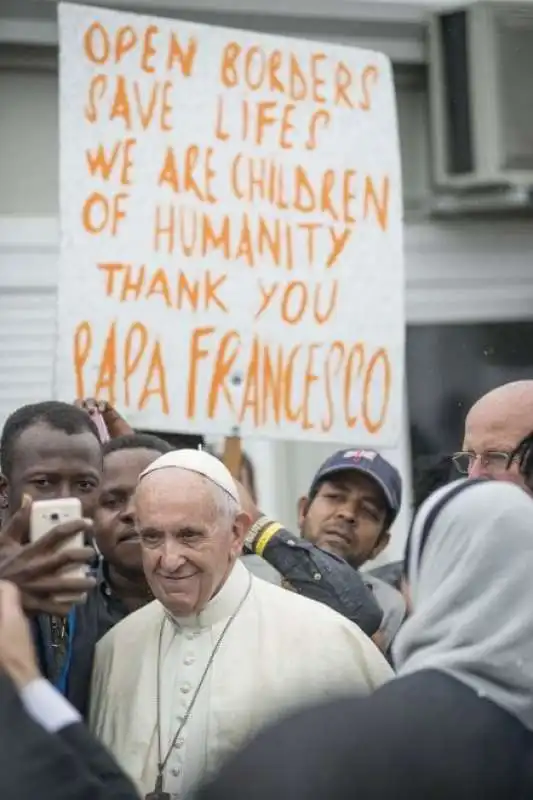 papa bergoglio al centro profughi di bologna  3  