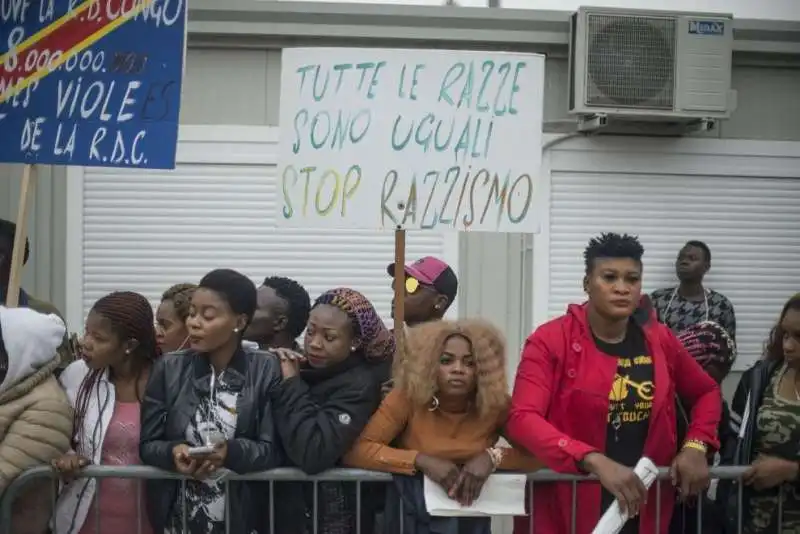 papa bergoglio al centro profughi di bologna 5