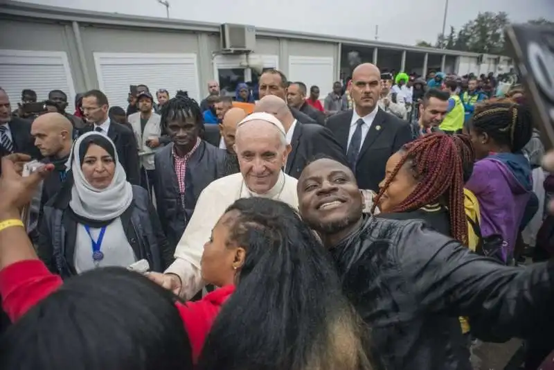 papa bergoglio al centro profughi di bologna    