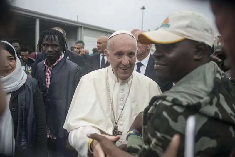 papa bergoglio al centro profughi di bologna  