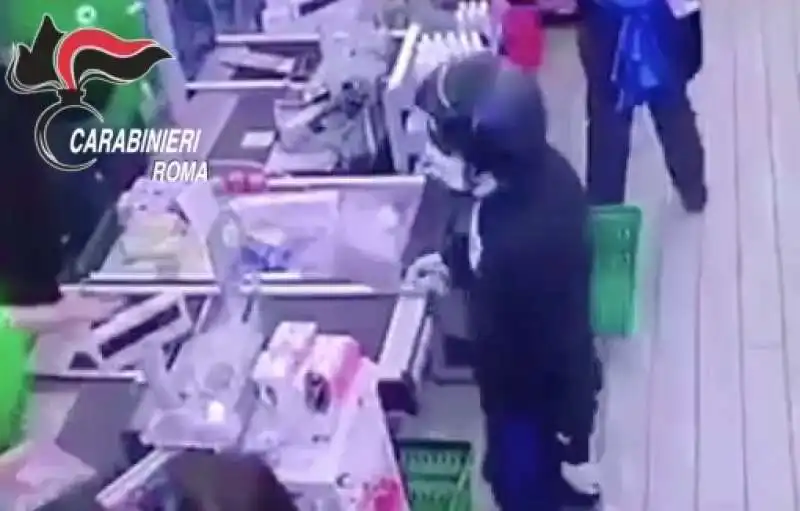 ROMA - RAPINA A UN SUPERMERCATO CON UNA MANNAIA