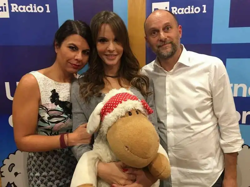 SARA MANFUSO UN GIORNO DA PECORA CON GEPPI CUCCIARI E GIORGIO LAURO