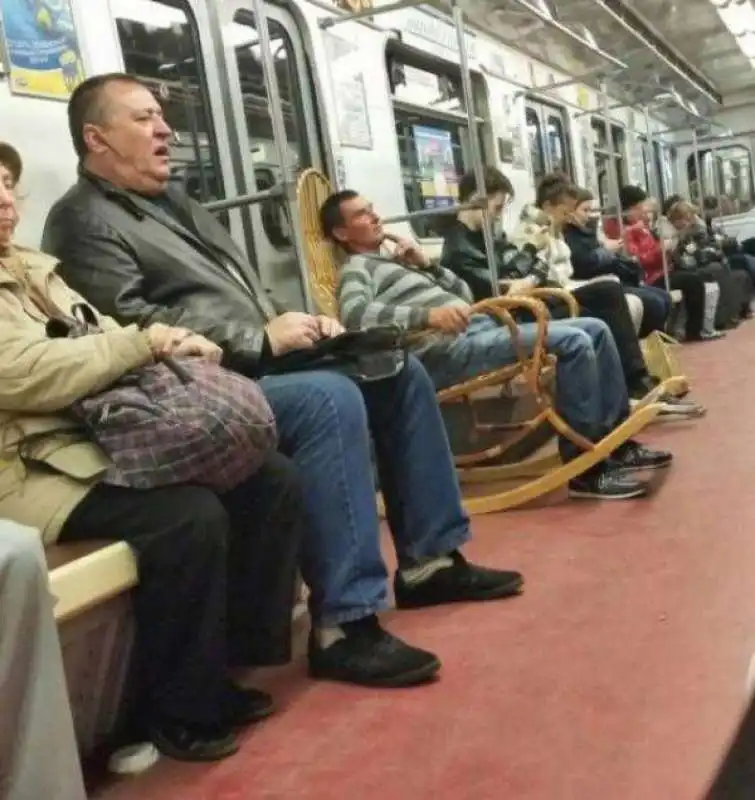 sedia a dondolo in metro