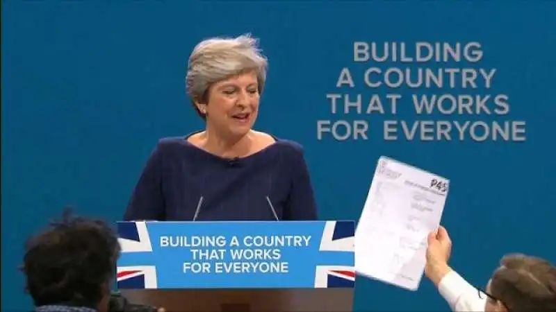 THERESA MAY E LA LETTERA DI LICENZIAMENTO CONSEGNATA IN DIRETTA