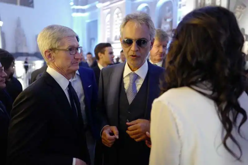 tim cook e andrea bocelli    