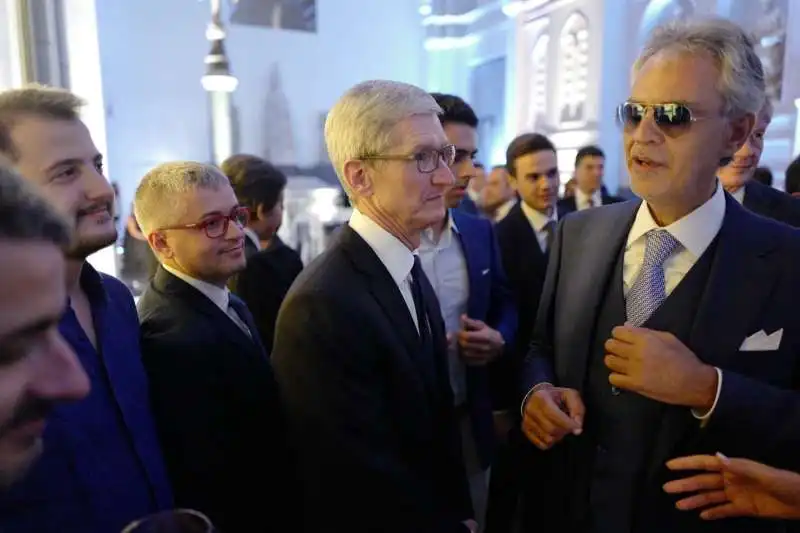 tim cook e andrea bocelli  