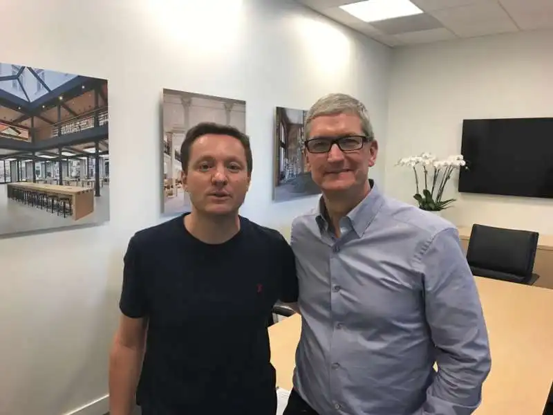 Tim Cook insieme al presidente dell’Osservatorio Andrea Ceccherini nel quartier generale Apple di Cupertino