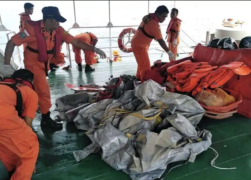 aereo precipita in indonesia con 190 persone a bordo 8