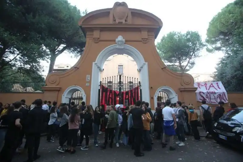 alcol e canne durante l'occupazione del liceo mamiani 3