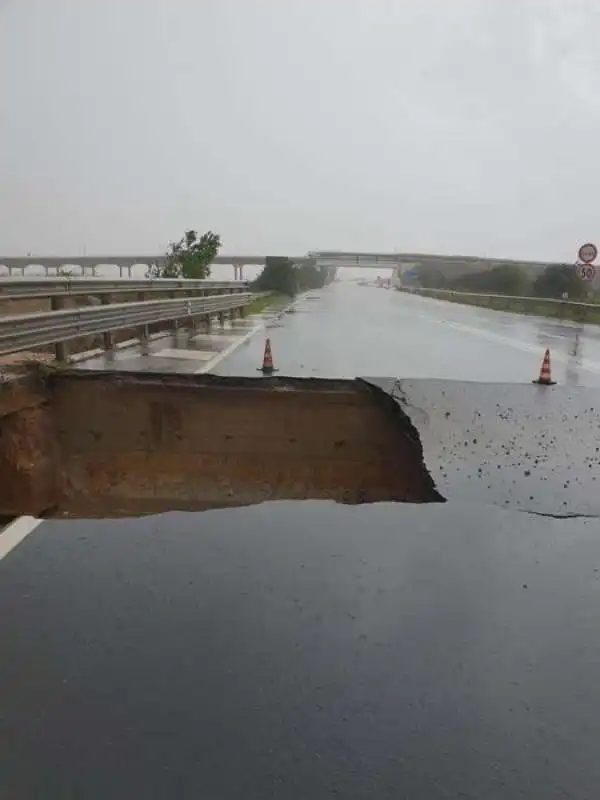 alluvioni in sardegna crolla ponte sulla 195 1