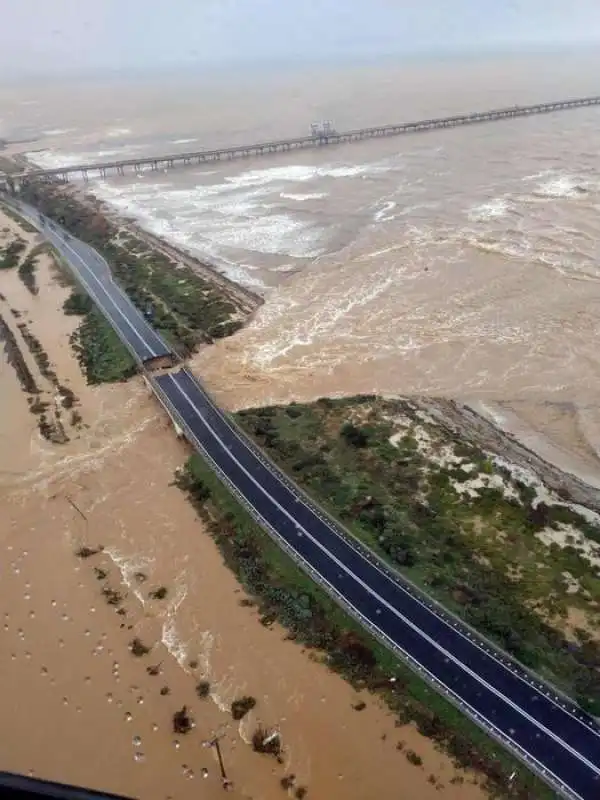 alluvioni in sardegna crolla ponte sulla 195