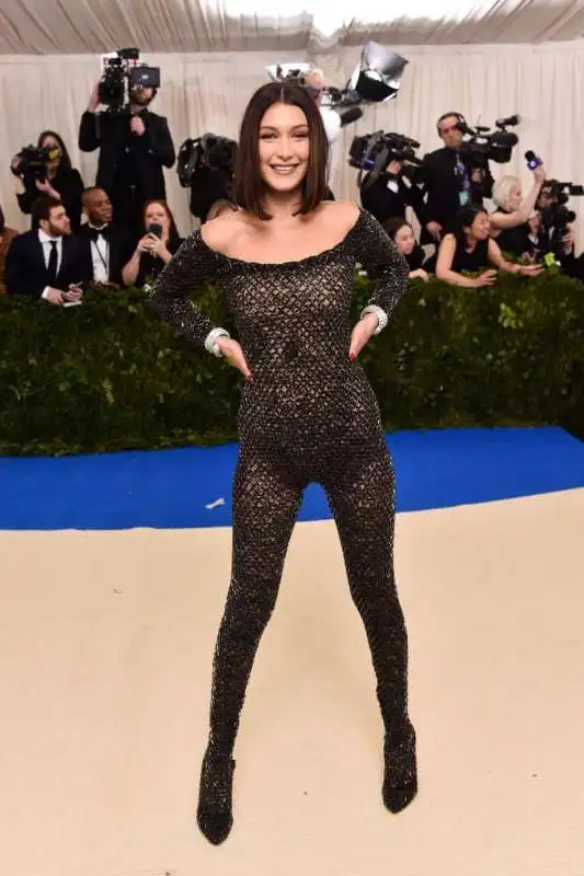 bella hadid in tuta vedo non vedo al met gala 2017