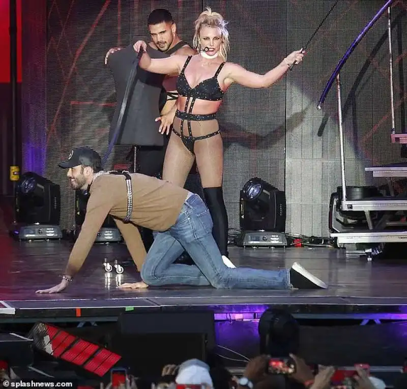 britney spears in lingerie durante un concerto in texas 1