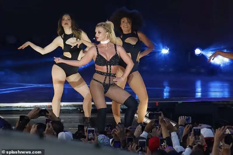 britney spears in lingerie durante un concerto in texas 3