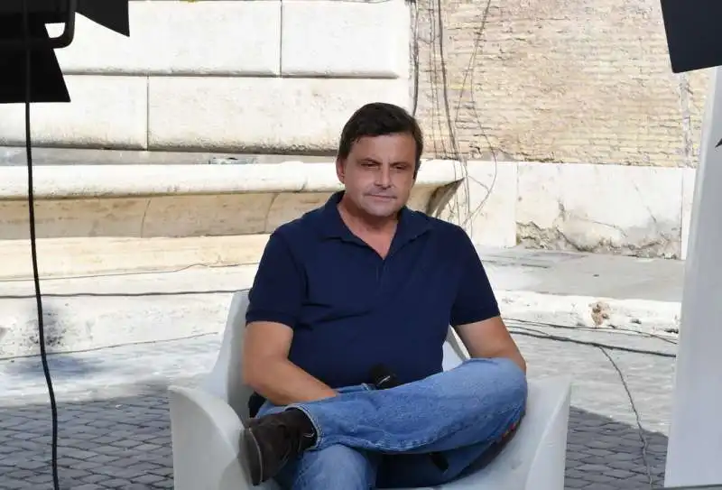 carlo calenda in diretta televisiva