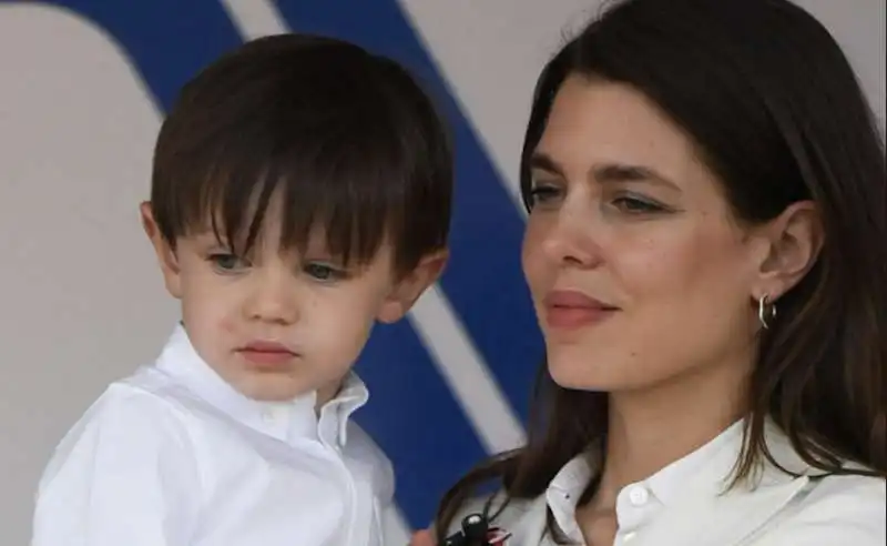 CHARLOTTE CASIRAGHI CON IL PRIMO FIGLIO RAPHAEL