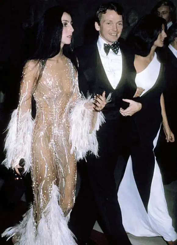 cher e il suo vestito trasparente al met nel 1974