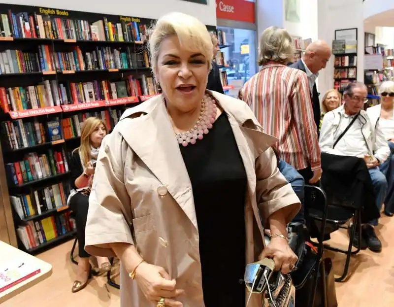 daniela fedi alla feltrinelli per la presentazione del suo libro