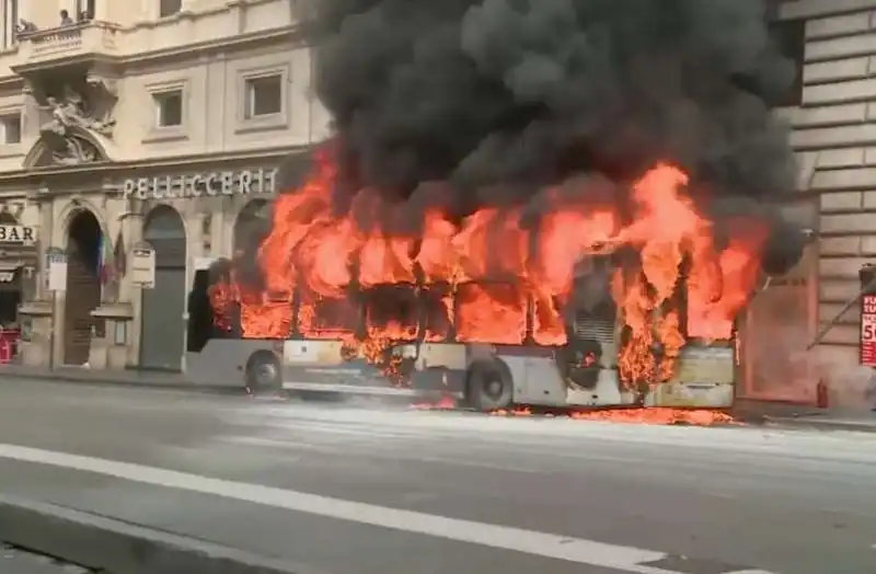 degrado a roma   bus in fiamme