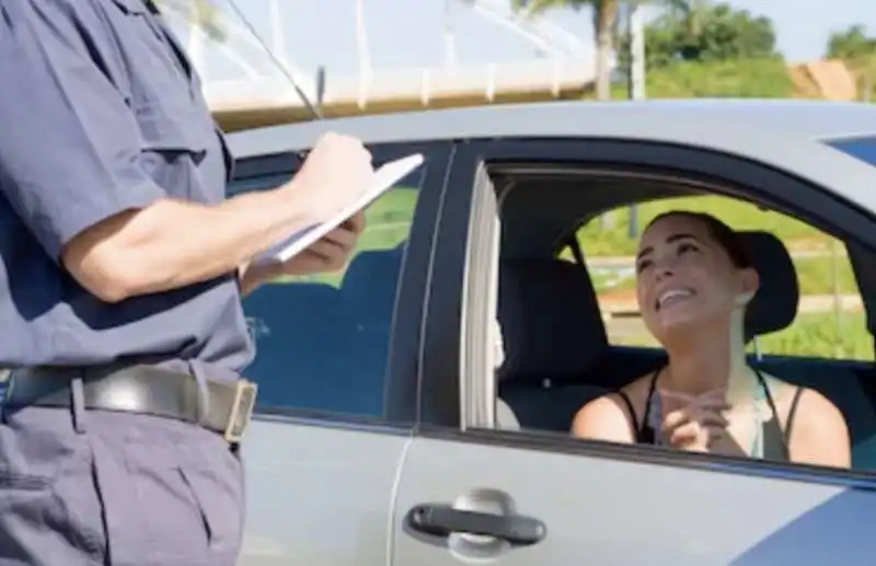 donna implora poliziotto di non farle la multa