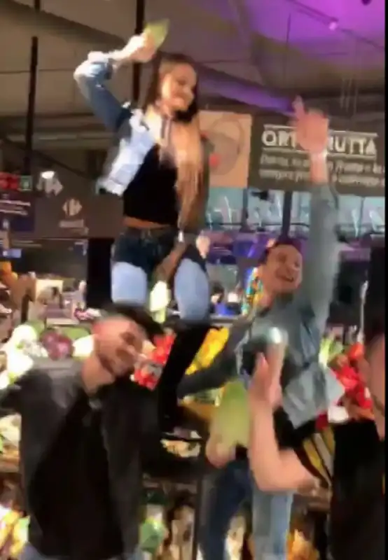 fedez ferragni festa supermercato 2