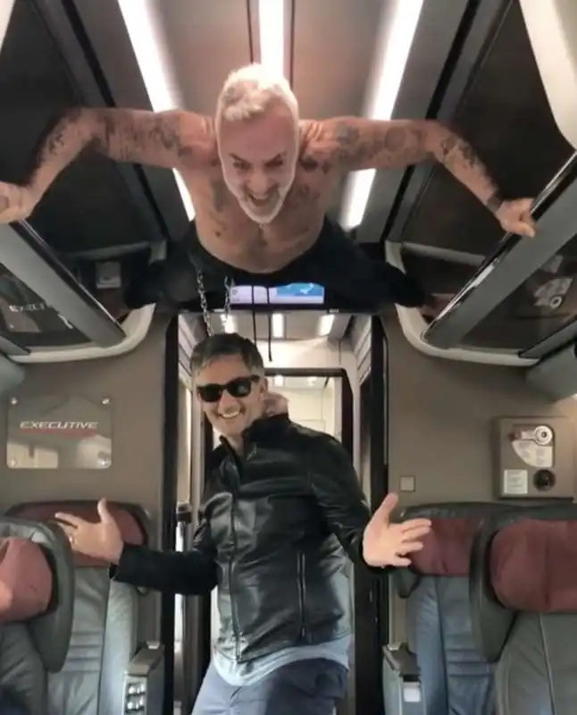 gianluca vacchi si allena in treno con fiorello 11