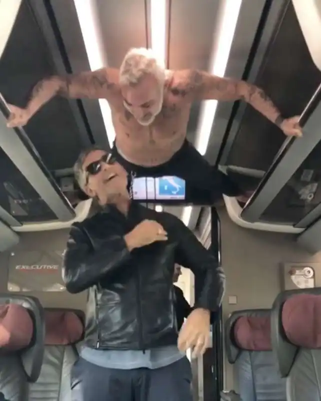 gianluca vacchi si allena in treno con fiorello 16