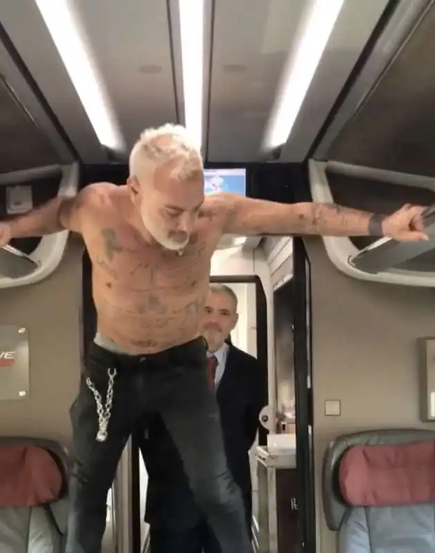 gianluca vacchi si allena in treno con fiorello 4