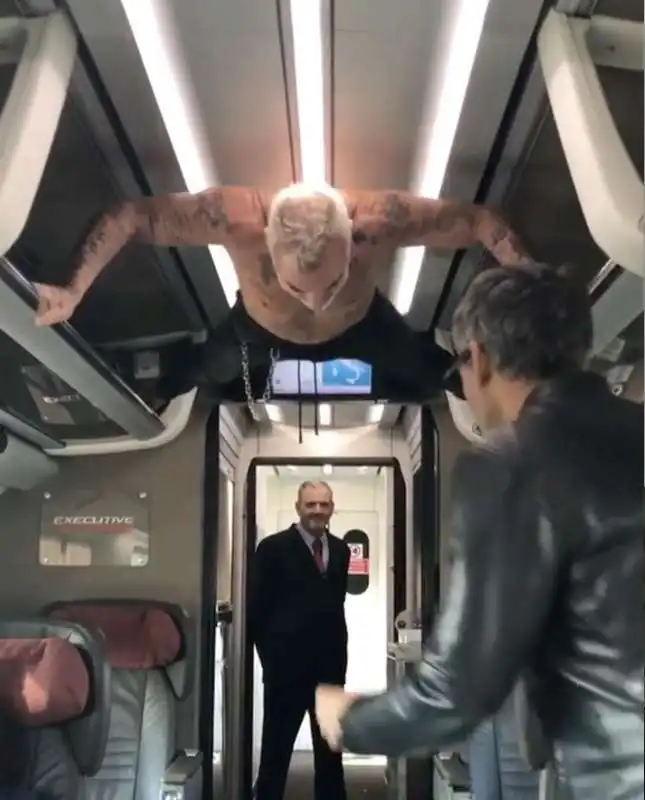 gianluca vacchi si allena in treno con fiorello 8