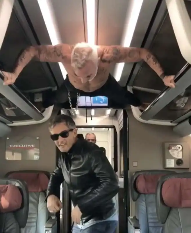 gianluca vacchi si allena in treno con fiorello 9