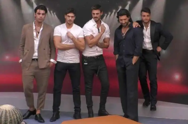 i belli del gfvip mostrano la mercanzia 