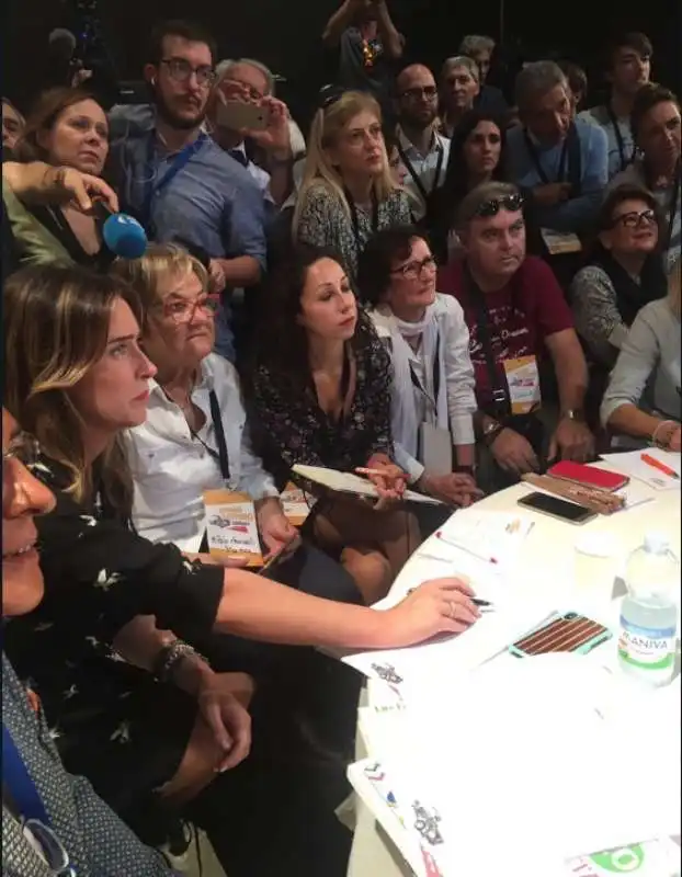 LO STIVALE A META COSCIA DI MARIA ELENA BOSCHI ALLA LEOPOLDA 9