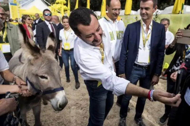 matteo salvini con un asino