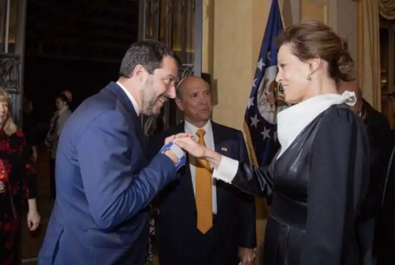 matteo salvini e sigourney weaver