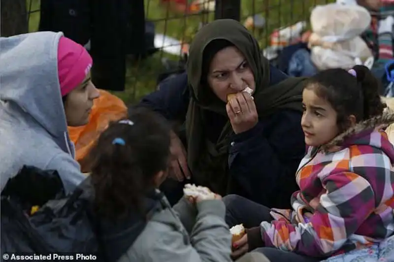 migranti sfondano cordone di polizia in bosnia 2