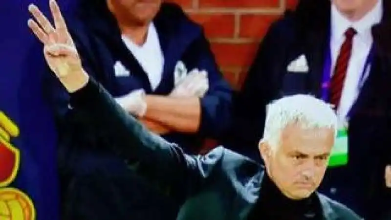 mourinho tre dita