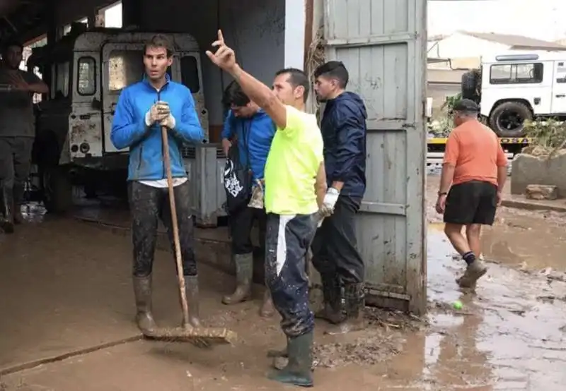 nadal spala fango dopo l'alluvione di maiorca 1